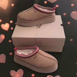 UGG Tazz Tan Slippers with Red Trim, size 9, NIB